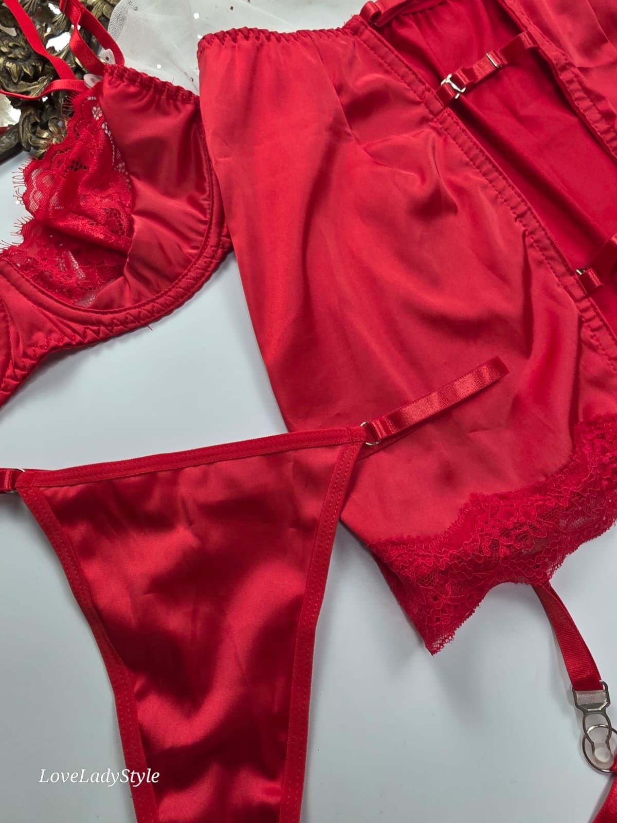 Scarlet Bond Etekli Jartiyer Seti