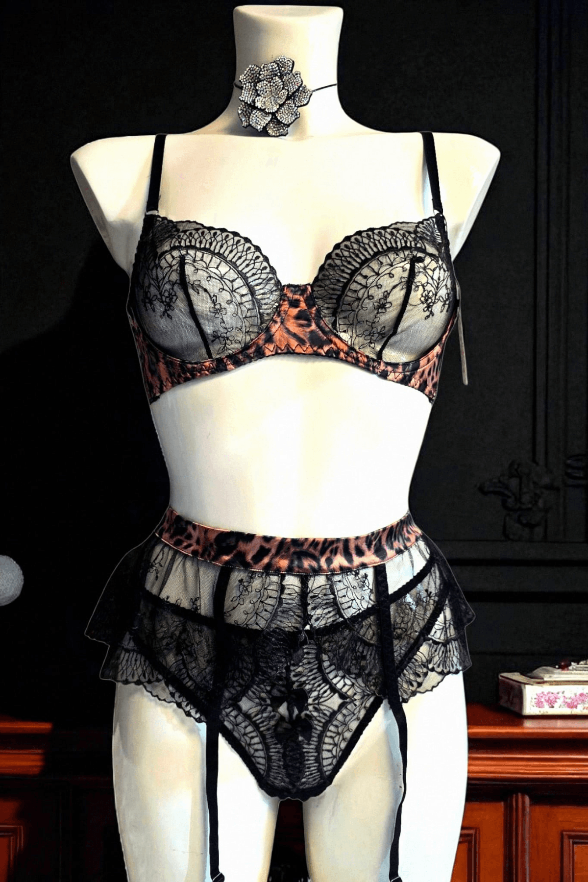 Wild Noir Jartiyer Set   