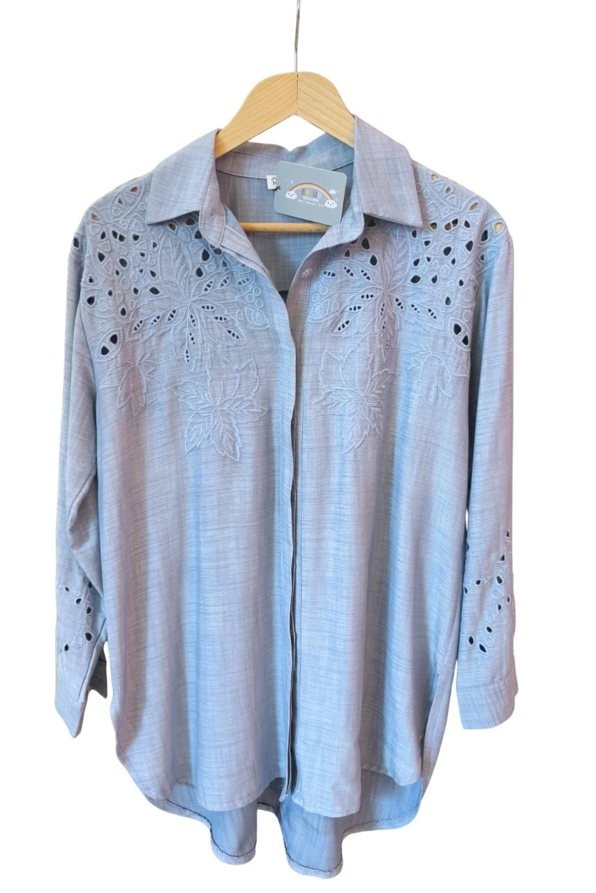 Çiçek Desenli Nakış İşlemeli Gömlek