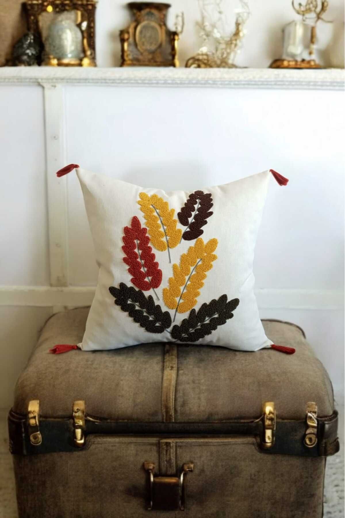 Punch Barley Desen Ponponlu Kırlent 43x43 cm