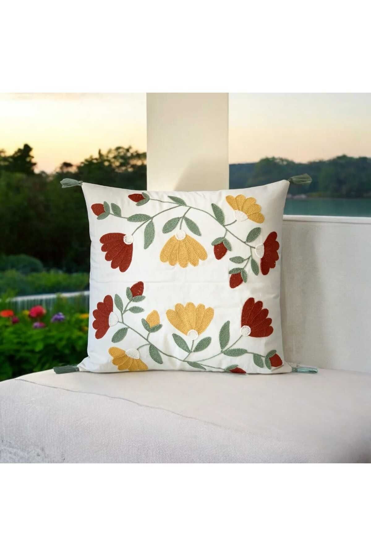 Poppy Desen Nakışlı Ponponlu Kırlent 43x43 Cm