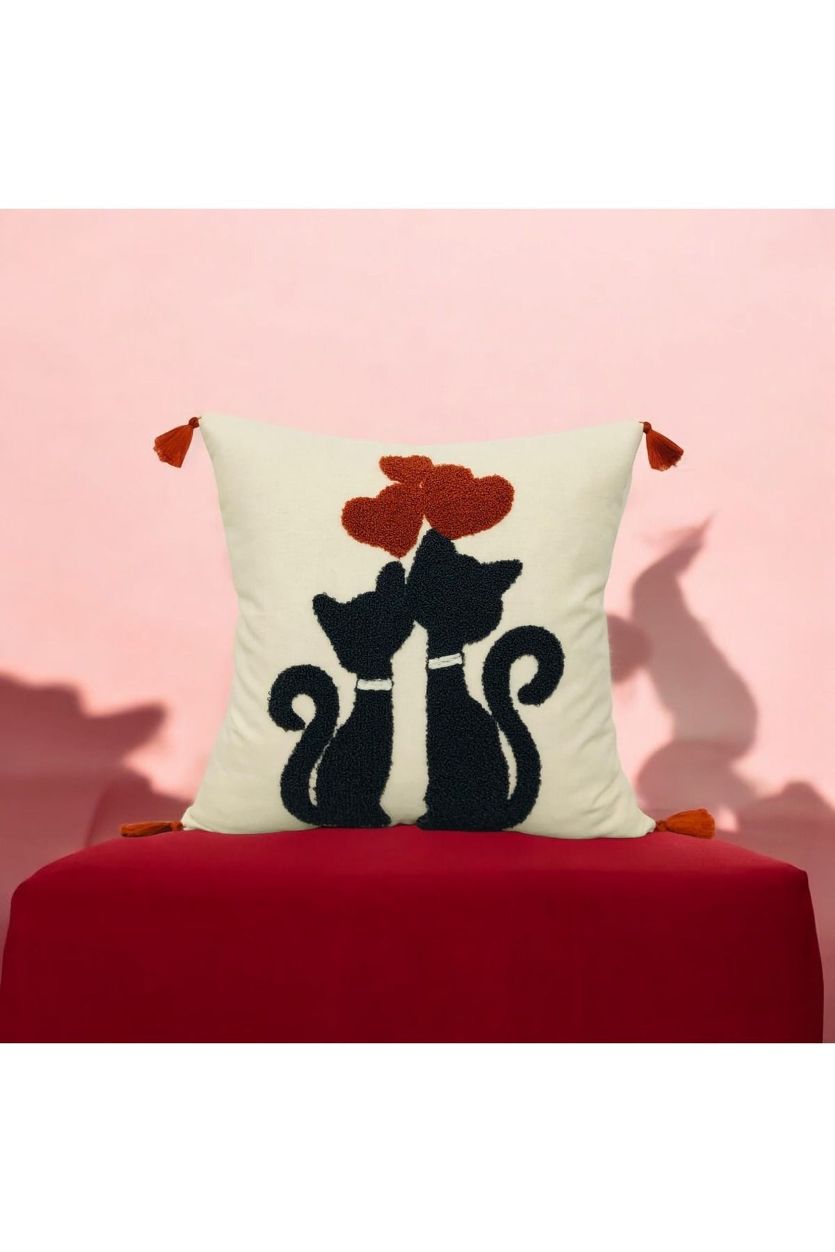Punch Cat Desen Ponponlu Kırlent 43x43 cm