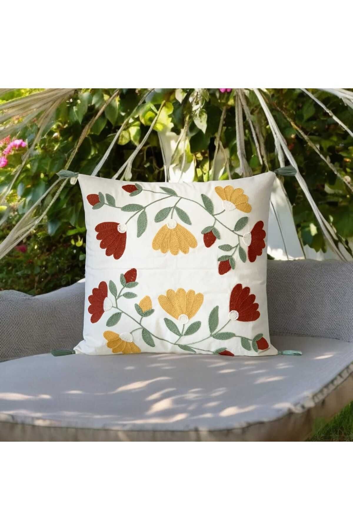 Poppy Desen Nakışlı Ponponlu Kırlent 43x43 Cm