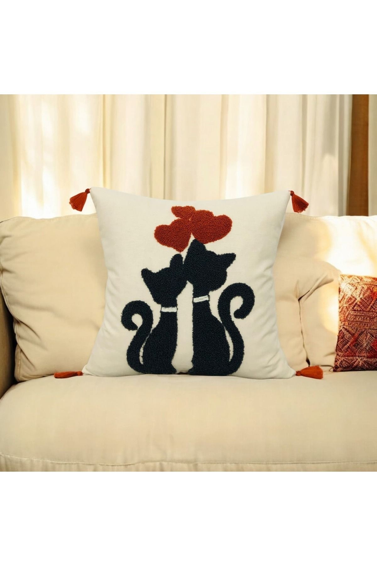 Punch Cat Desen Ponponlu Kırlent 43x43 cm