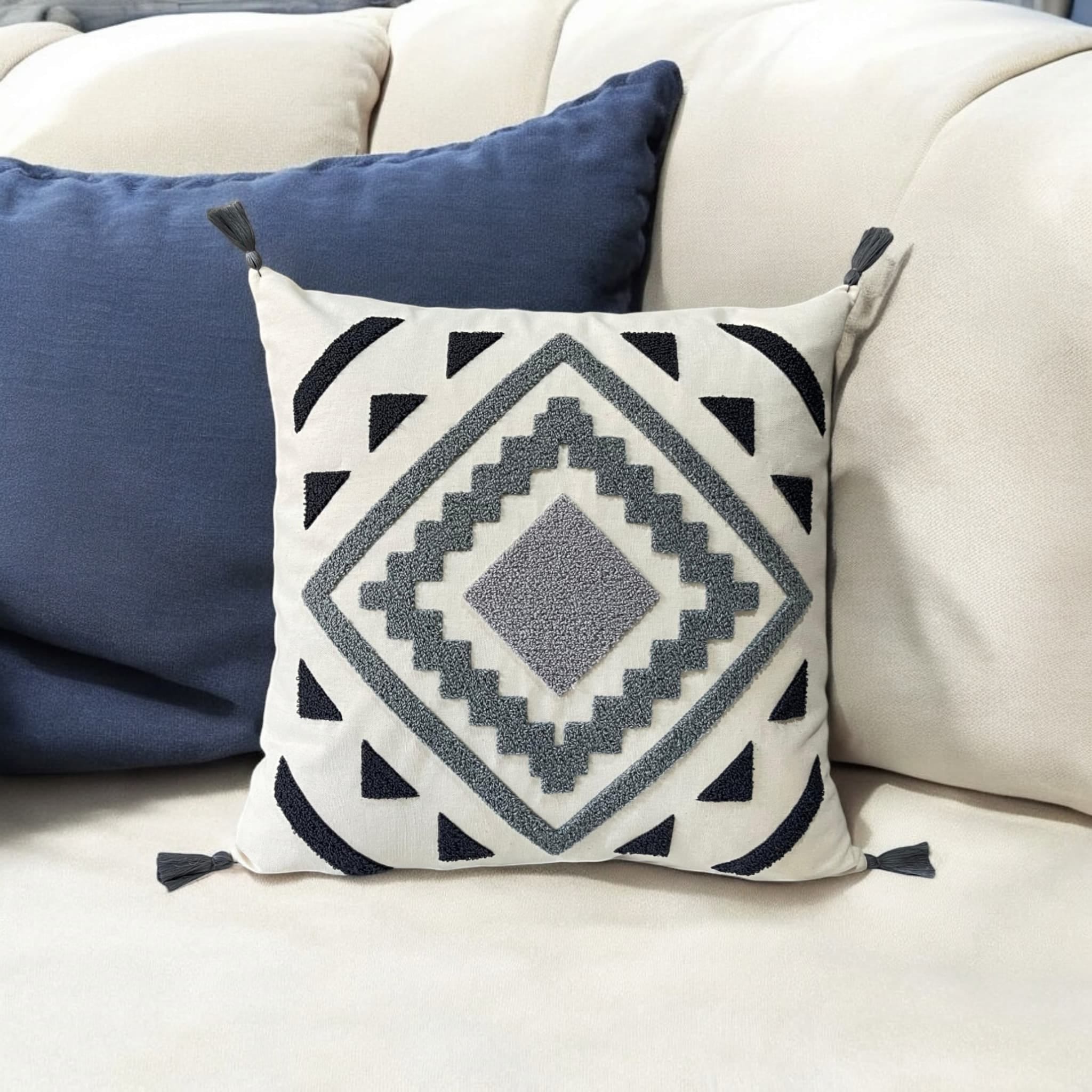 Punch Nakışlı Geometrik Desen Ponponlu Kırlent Kılıfı 43x43 cm (2 ADET)