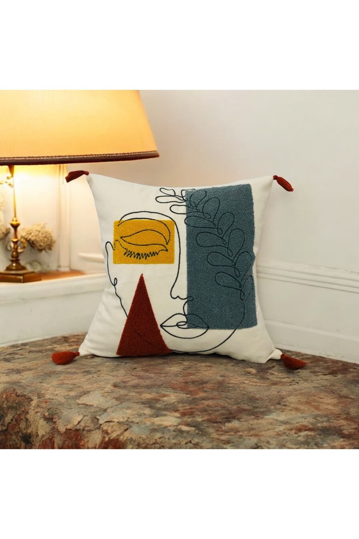 Punch Face Desen Ponponlu Kırlent 43x43 cm