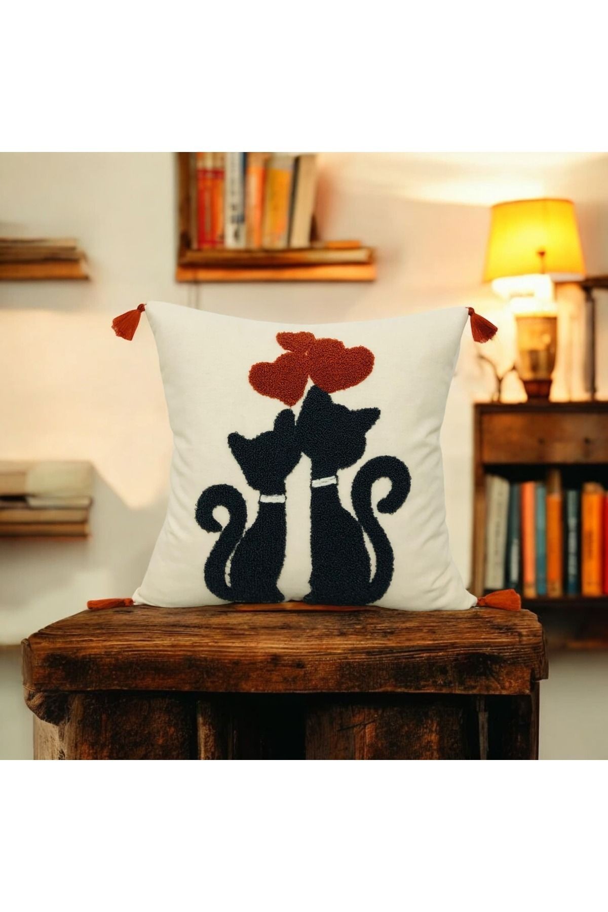 Punch Cat Desen Ponponlu Kırlent 43x43 cm