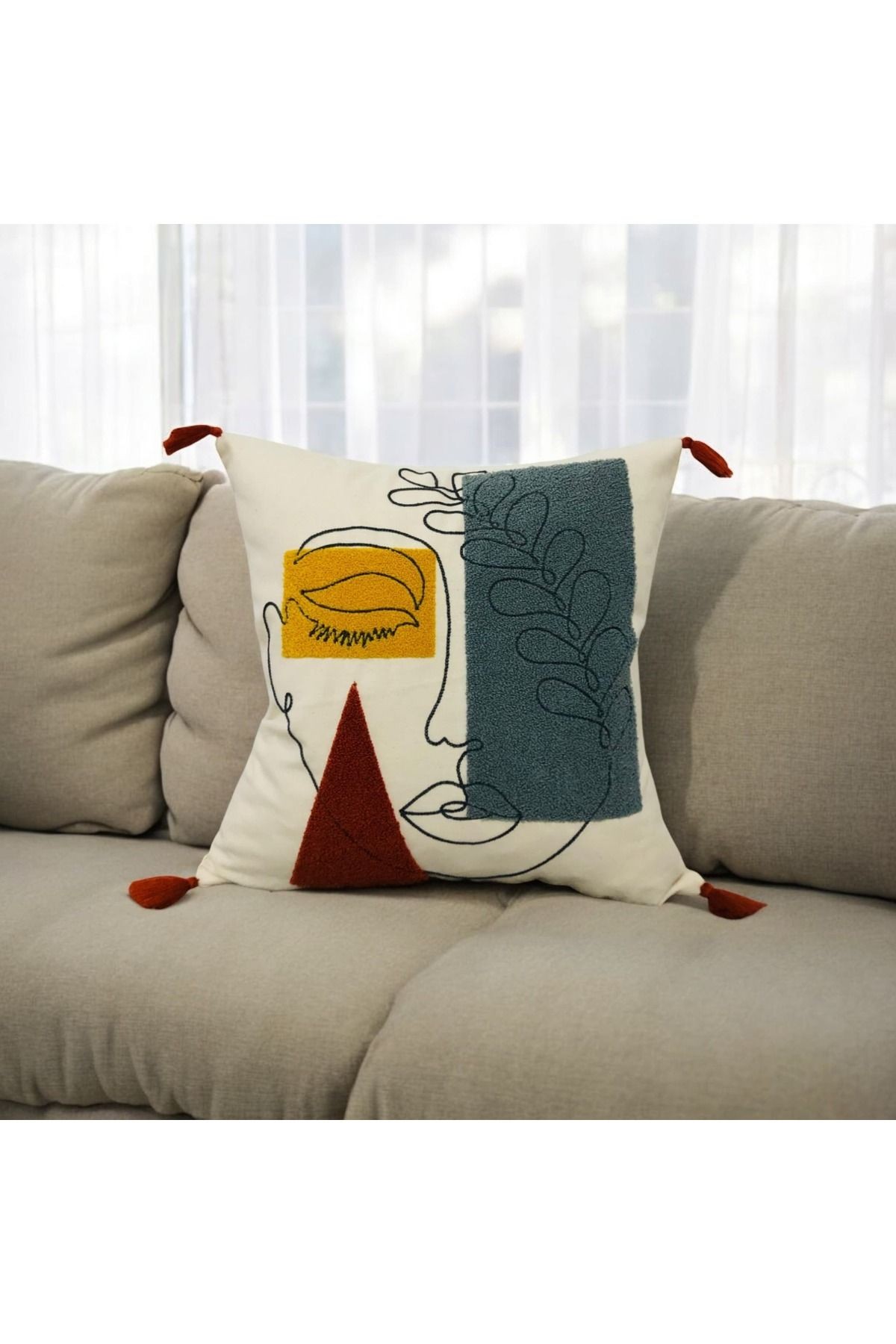 Punch Face Desen Ponponlu Kırlent 43x43 cm
