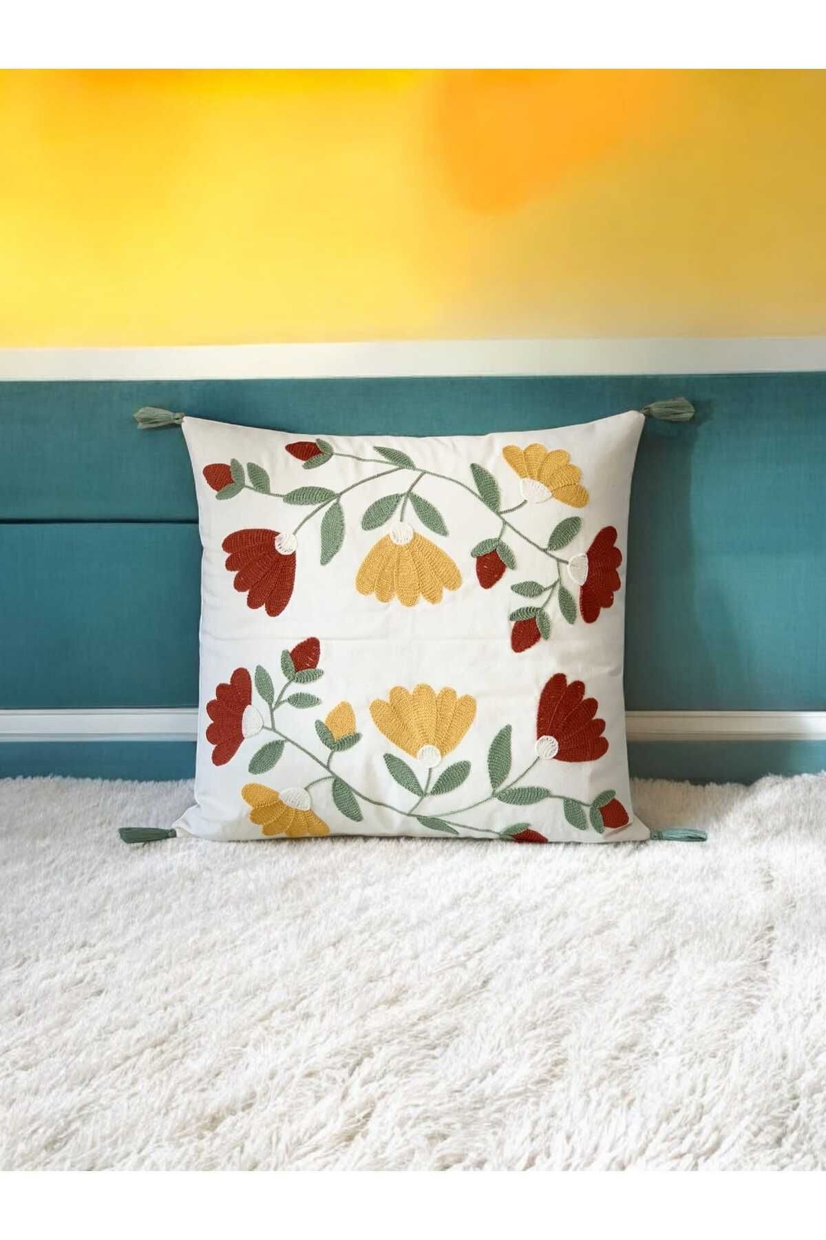 Poppy Desen Nakışlı Ponponlu Kırlent 43x43 Cm