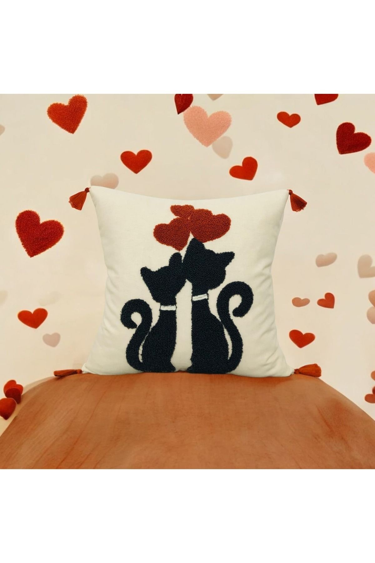Punch Cat Desen Ponponlu Kırlent 43x43 cm