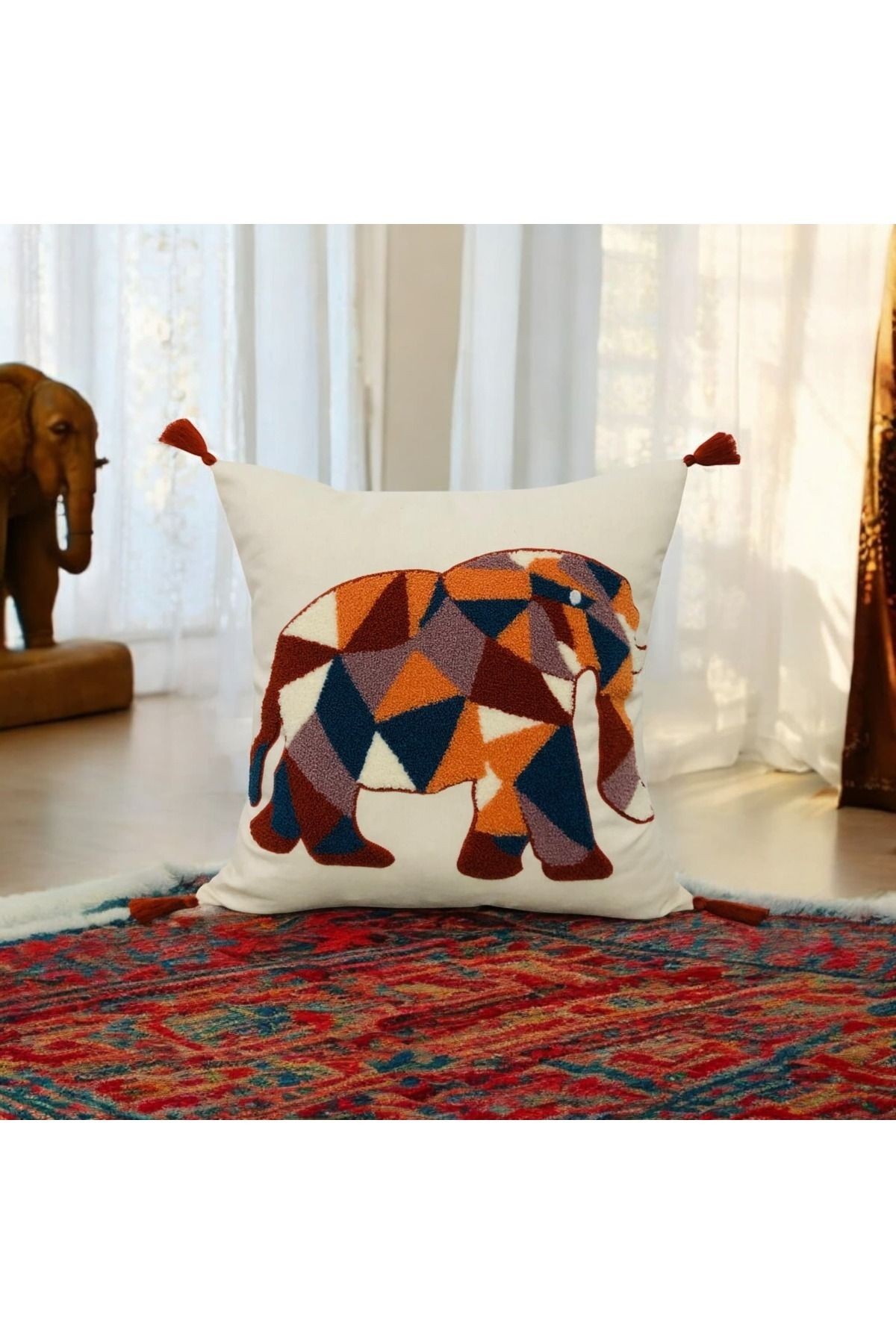 Punch Elephant Desen Ponponlu Kırlent 43x43 cm