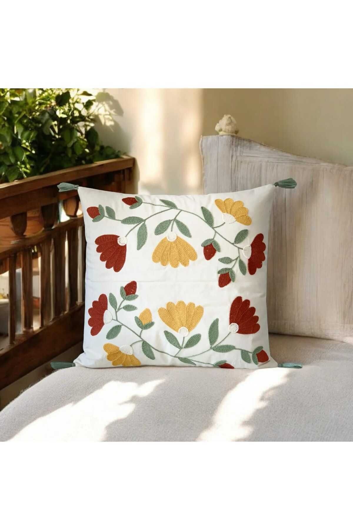 Poppy Desen Nakışlı Ponponlu Kırlent 43x43 Cm