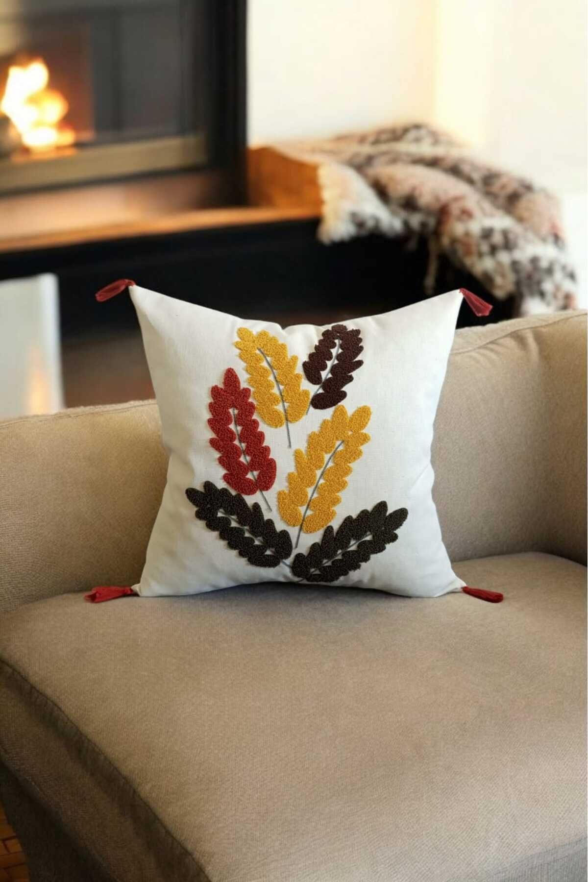 Punch Barley Desen Ponponlu Kırlent 43x43 cm