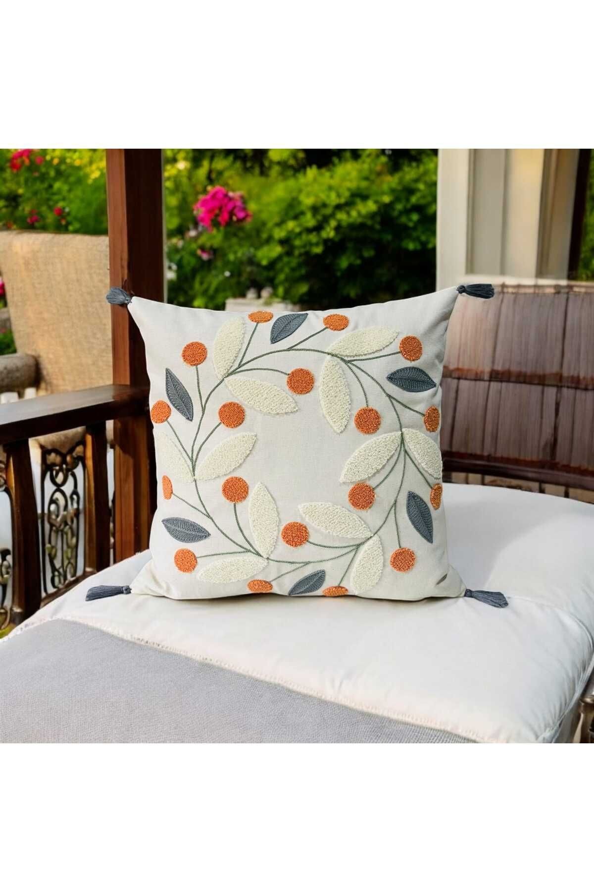 Punch Gri Papatya Desen Ponponlu Kırlent 43x43 cm