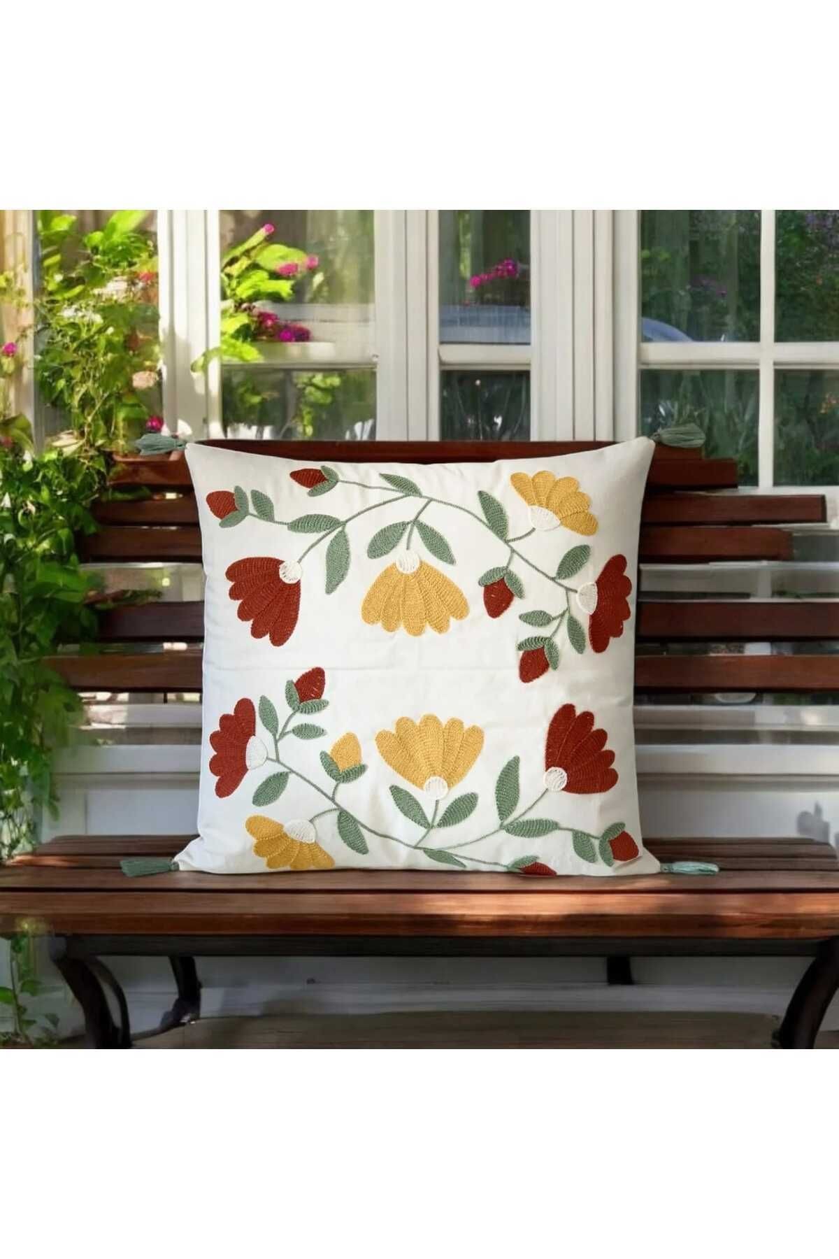 Poppy Desen Nakışlı Ponponlu Kırlent 43x43 Cm