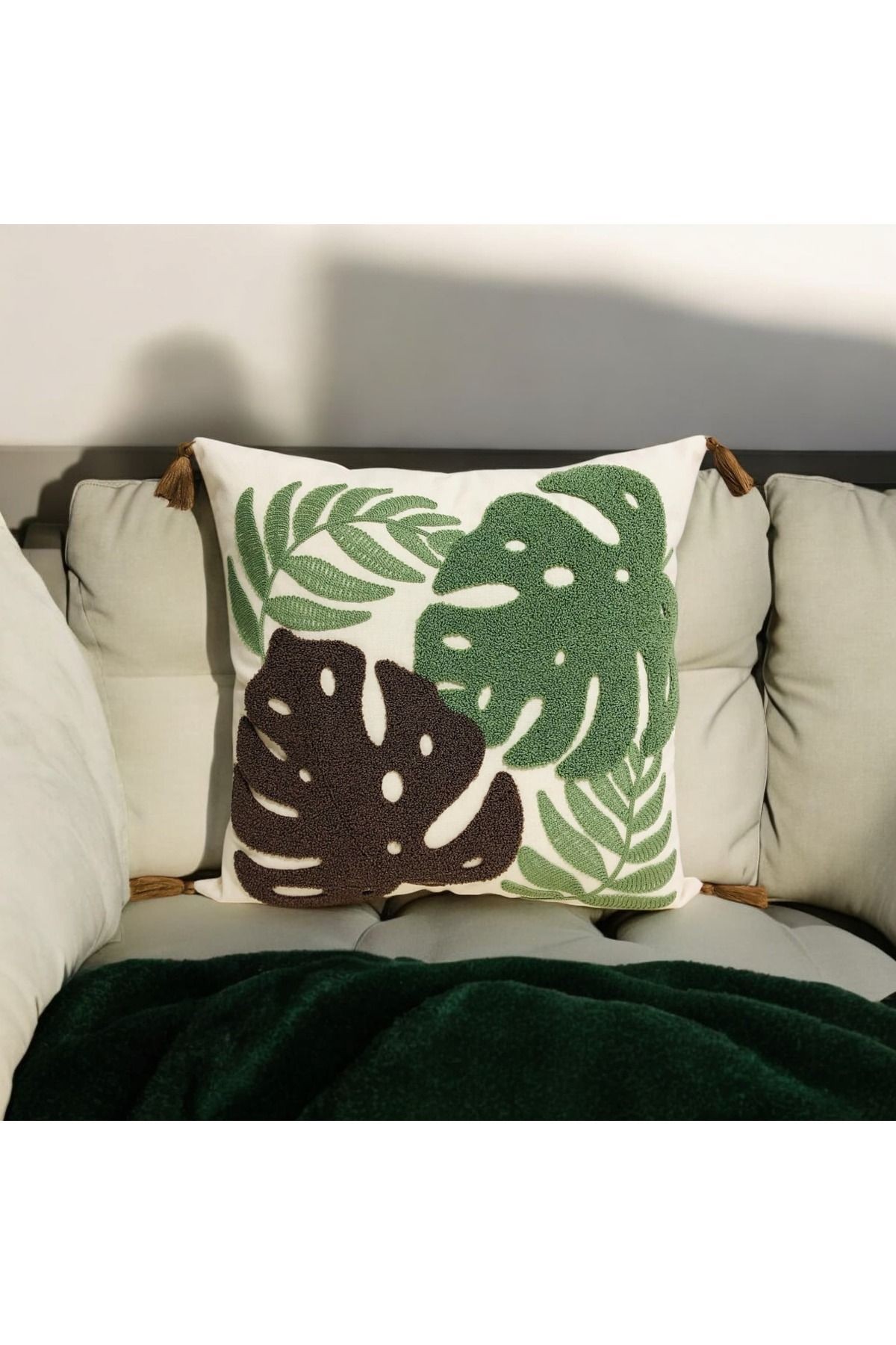 Punch Deve Tabanı Desen Ponponlu Kırlent 43x43 cm