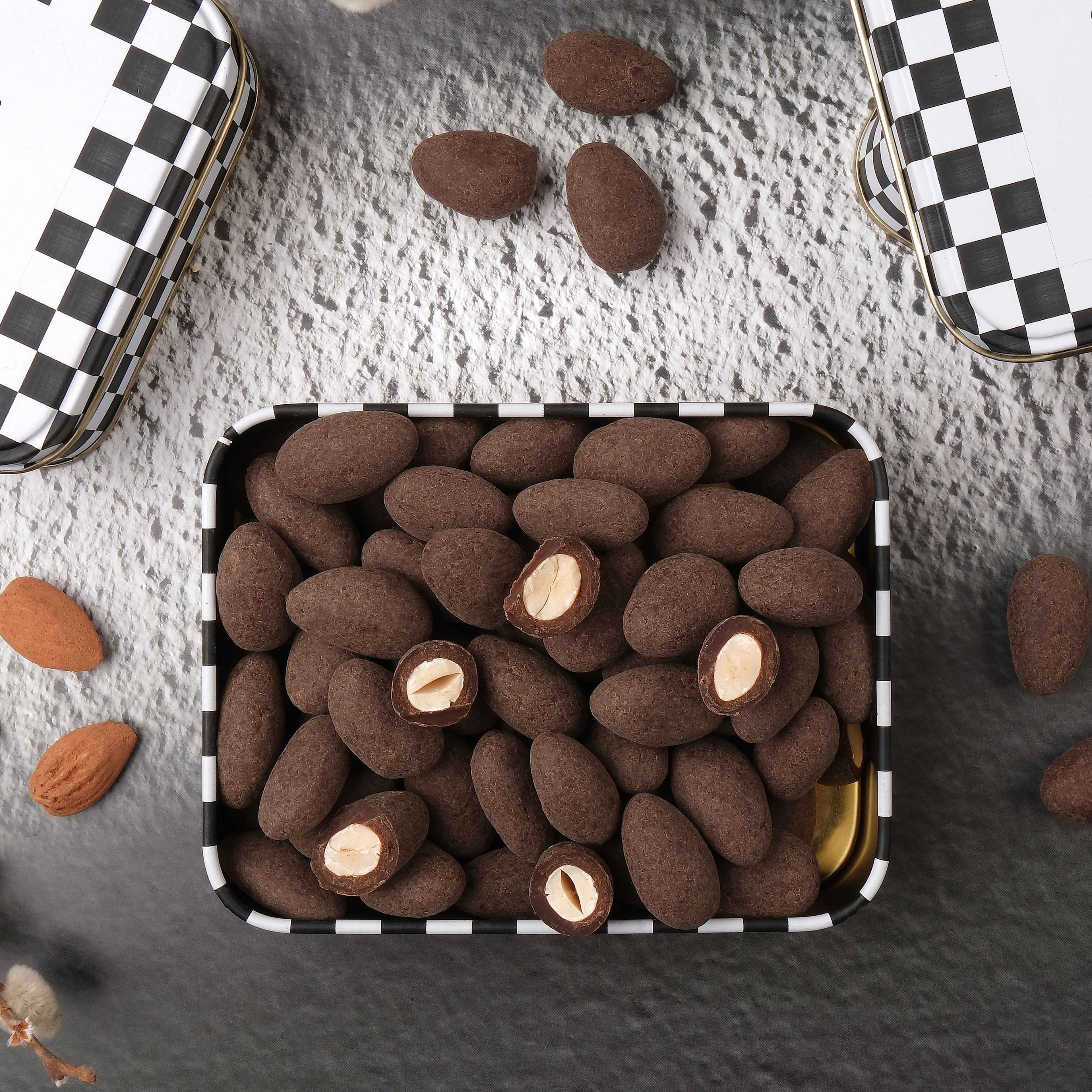 Çikolata Kaplı Badem Hediyelik Metal Kutu - Damalı