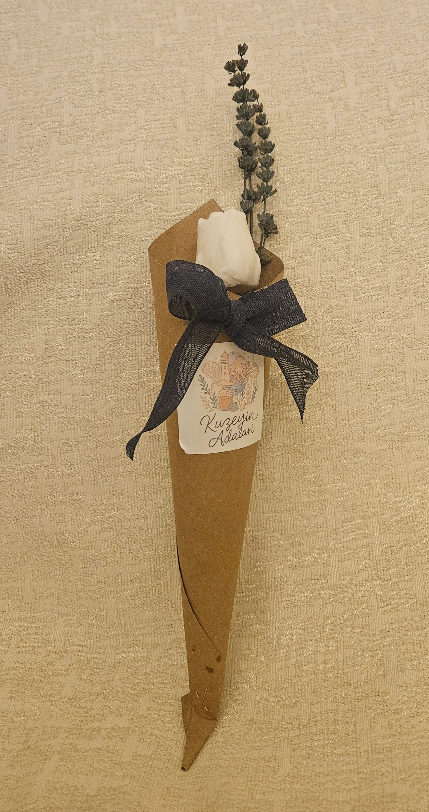 Gül mum özel ablajında