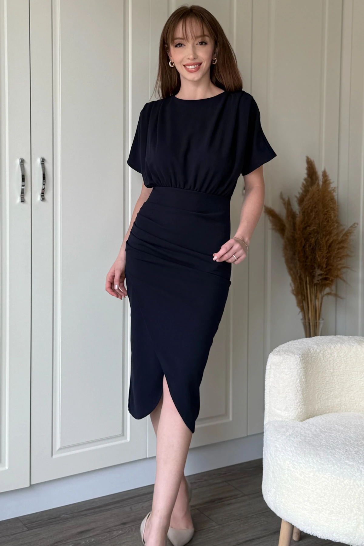 Kısa Kollu Şık Önü Yırtmaçlı Lacivert Midi Elbise