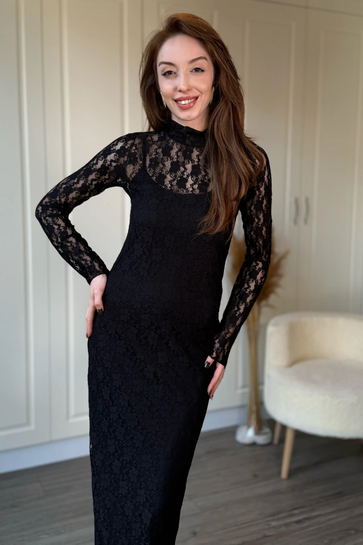 Dik Yaka Dantelli Zarif Midi Siyah Elbise