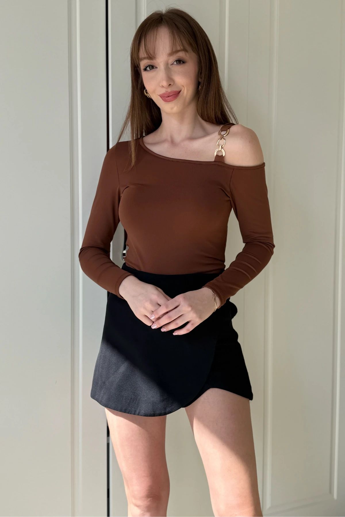 Omuz Detaylı Aksesuarlı Bluz