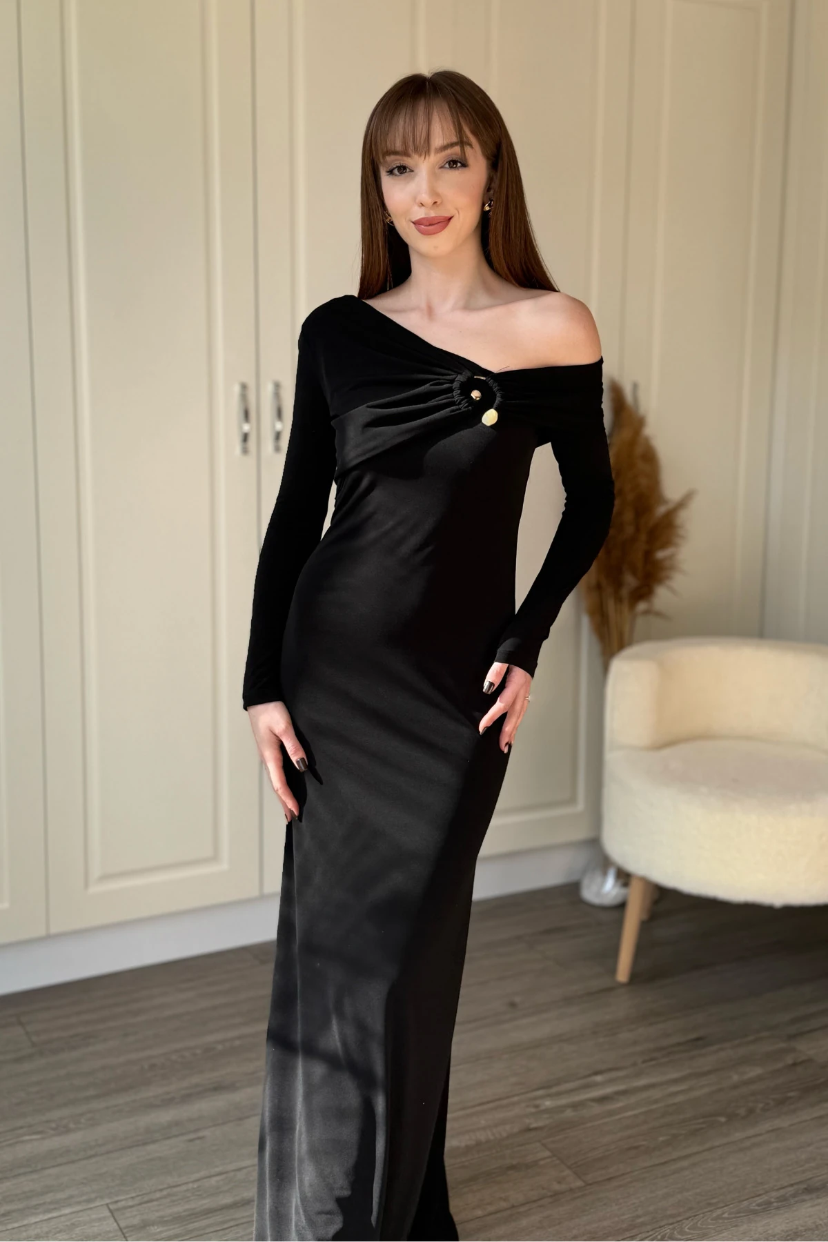 Tek Omuz Uzun Kol Tokalı Yaka Zarif Maxi Siyah Elbise