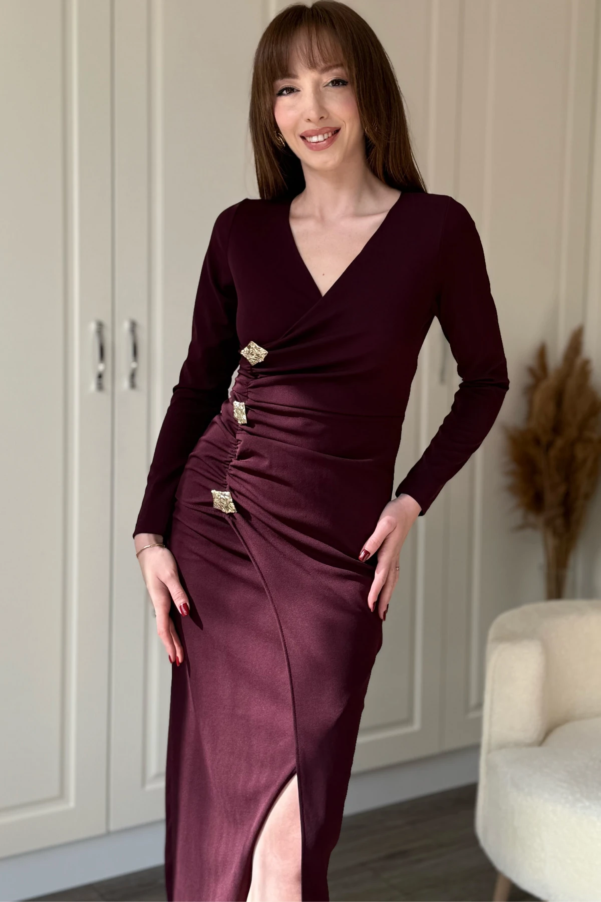 Önü Yırtmaçlı V yaka Gold Aksesuar Detaylı Şık Midi Elbise