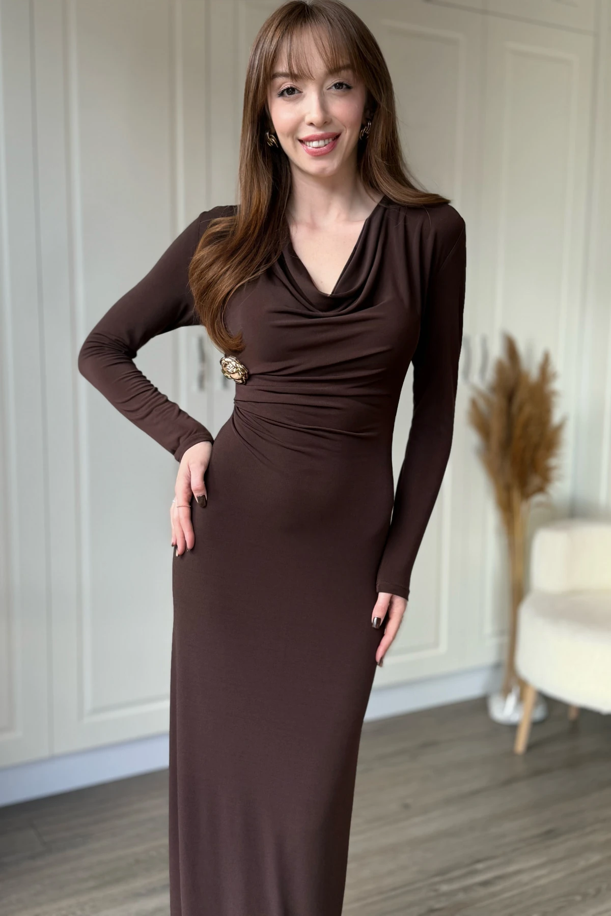 Çıkarılabilir Broş Detaylı Degaje Yaka Uzun Elbise