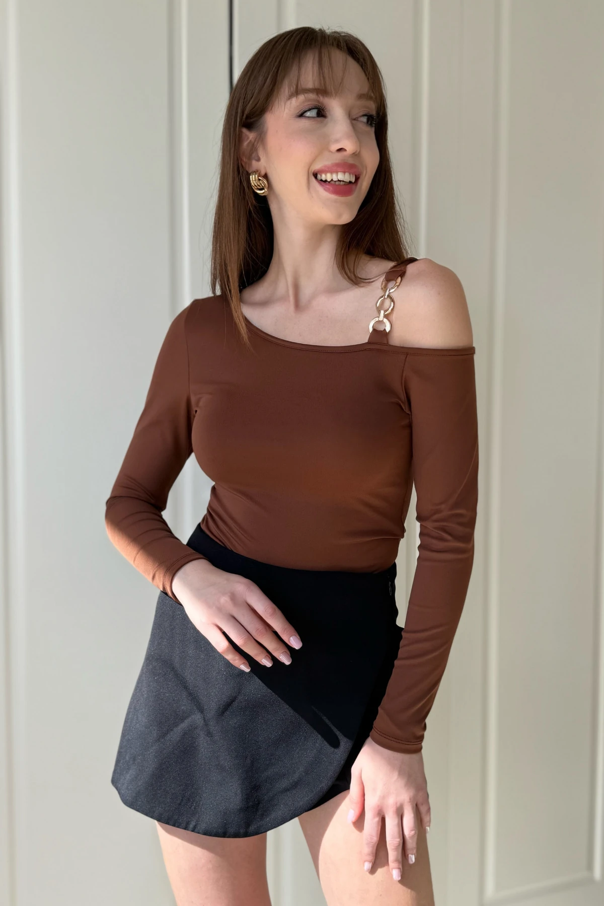 Omuz Detaylı Aksesuarlı Bluz