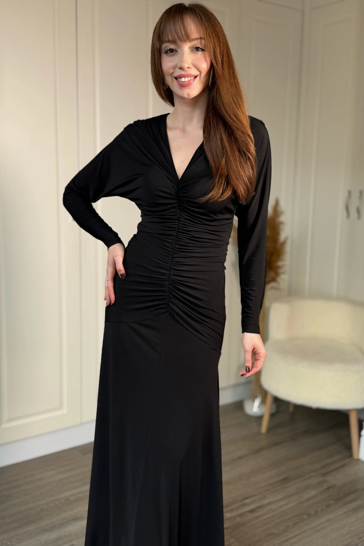 V Yaka Sırt Detaylı Uzun Zarif Elbise