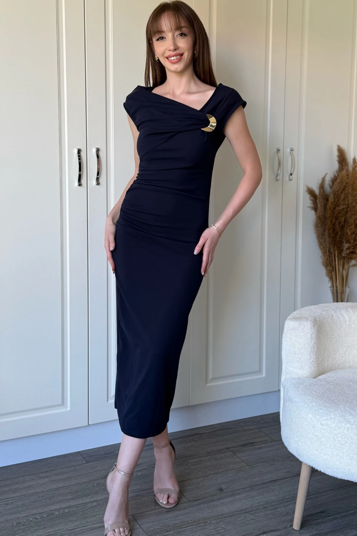 Göğüs Aksesuarlı Vatkalı Midi Lacivert Elbise