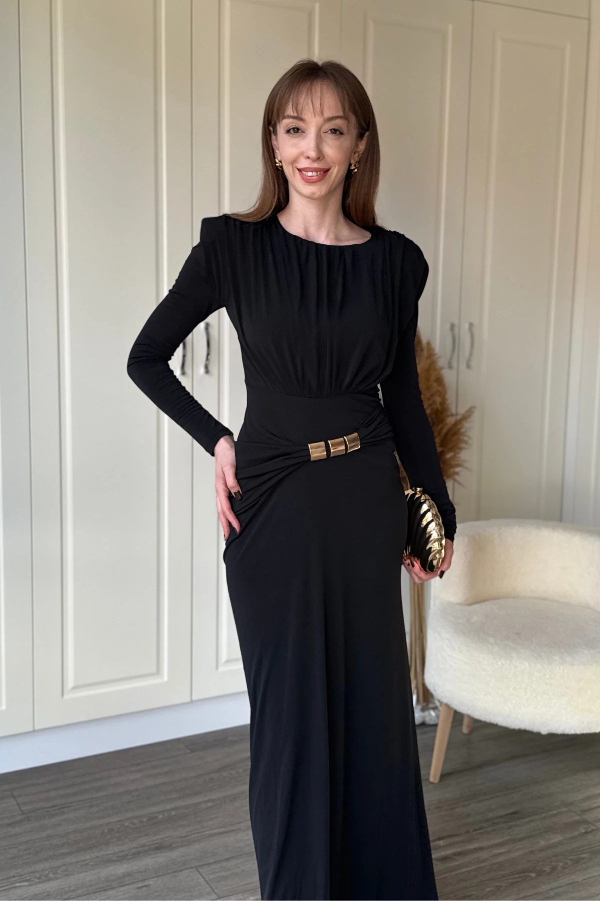 Vatkalı Omuz Büzgülü Yaka Detaylı Tokalı Zarif Elbise