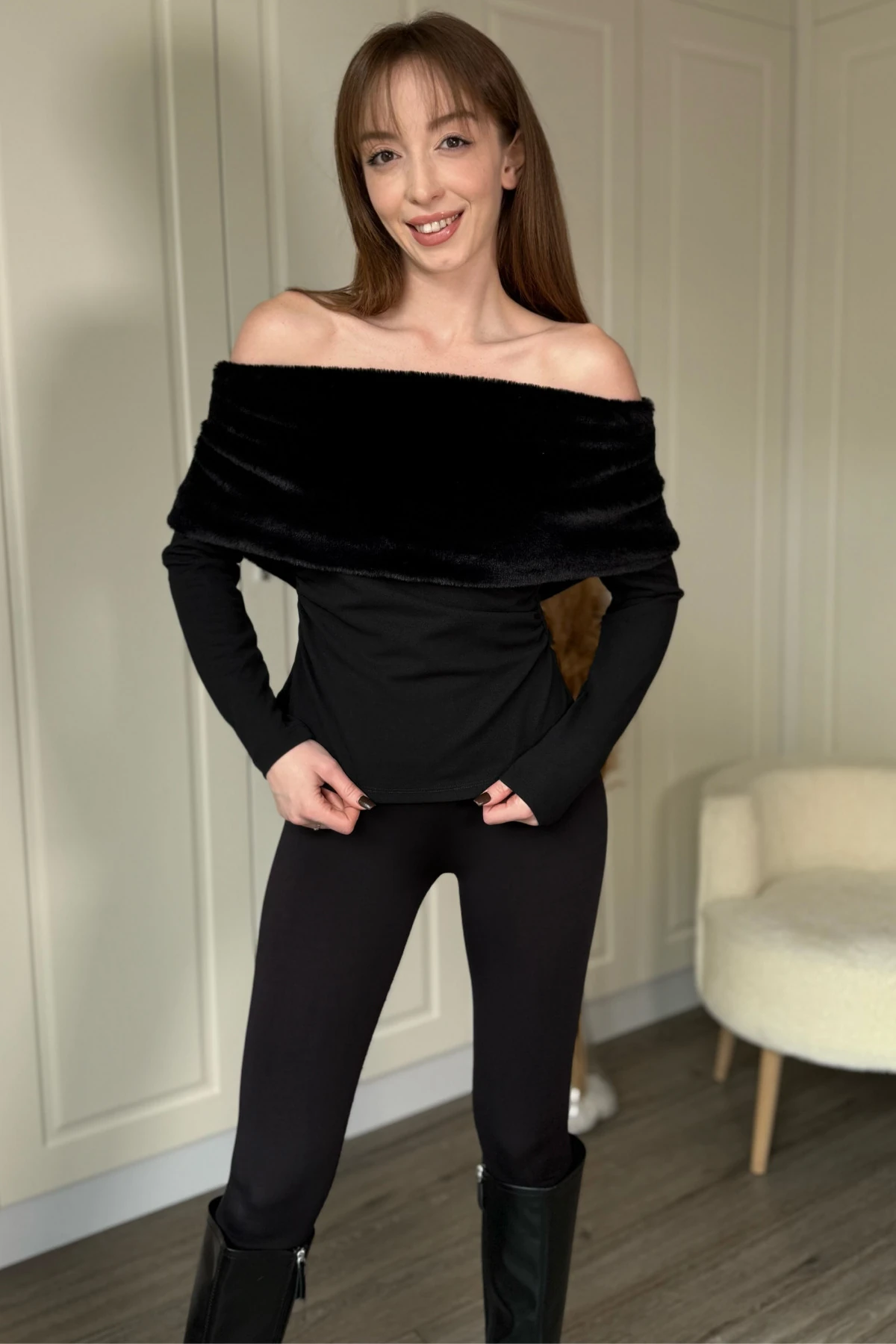 Kürk Detaylı Zarif Omuzları Açık Siyah Bluz