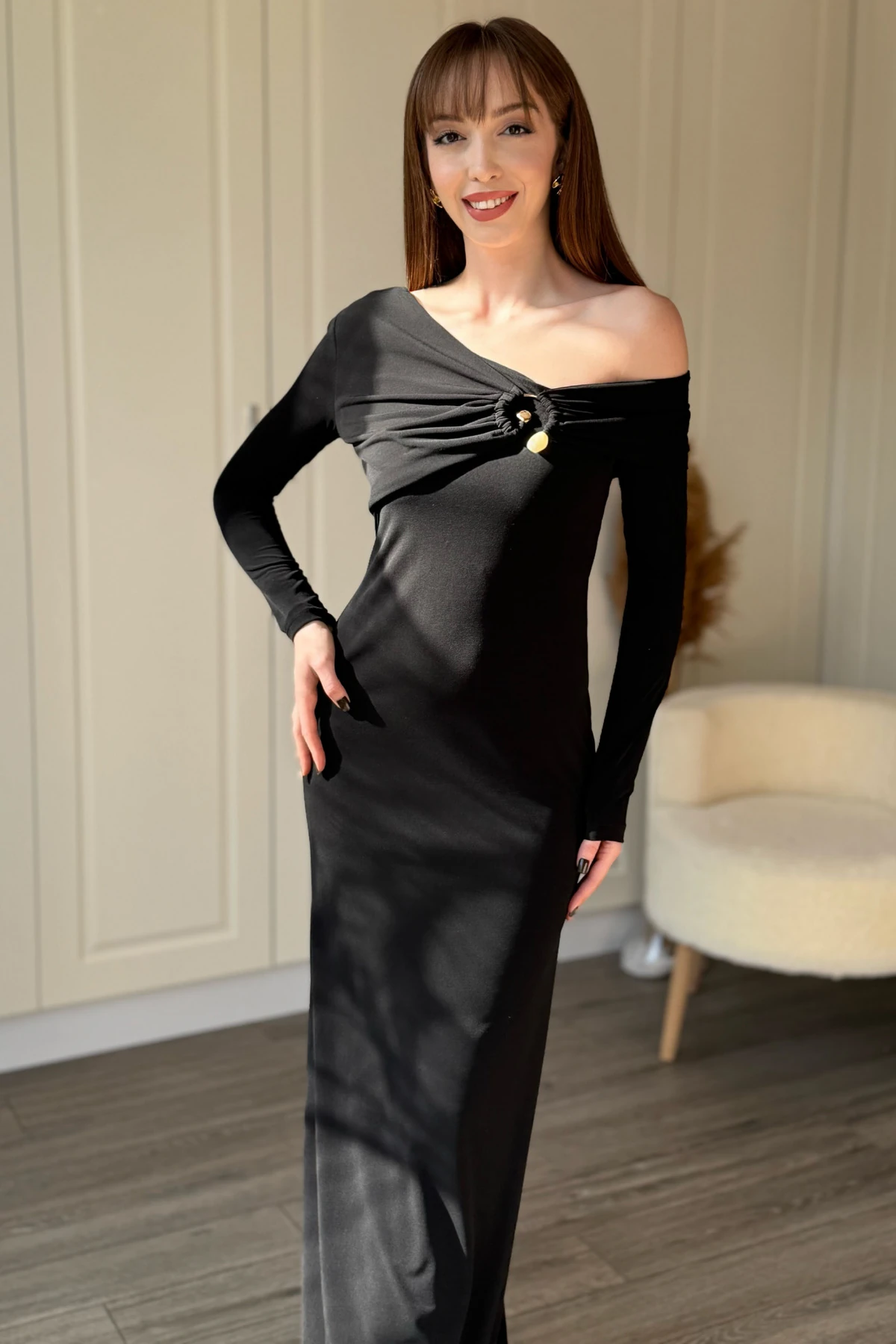 Tek Omuz Uzun Kol Tokalı Yaka Zarif Maxi Siyah Elbise