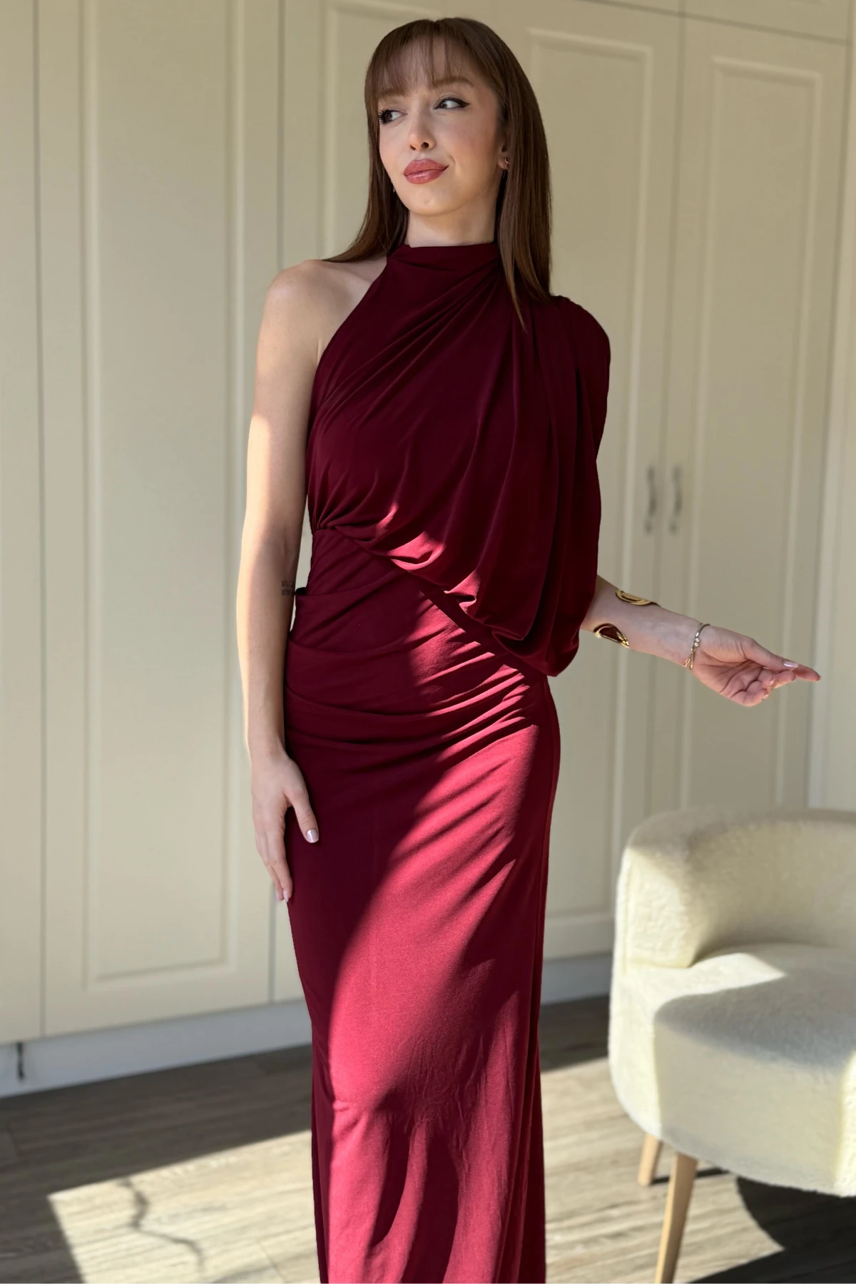 Tek Omuz Boyunlu Zarif Dökümlü Bordo Maxi Elbise