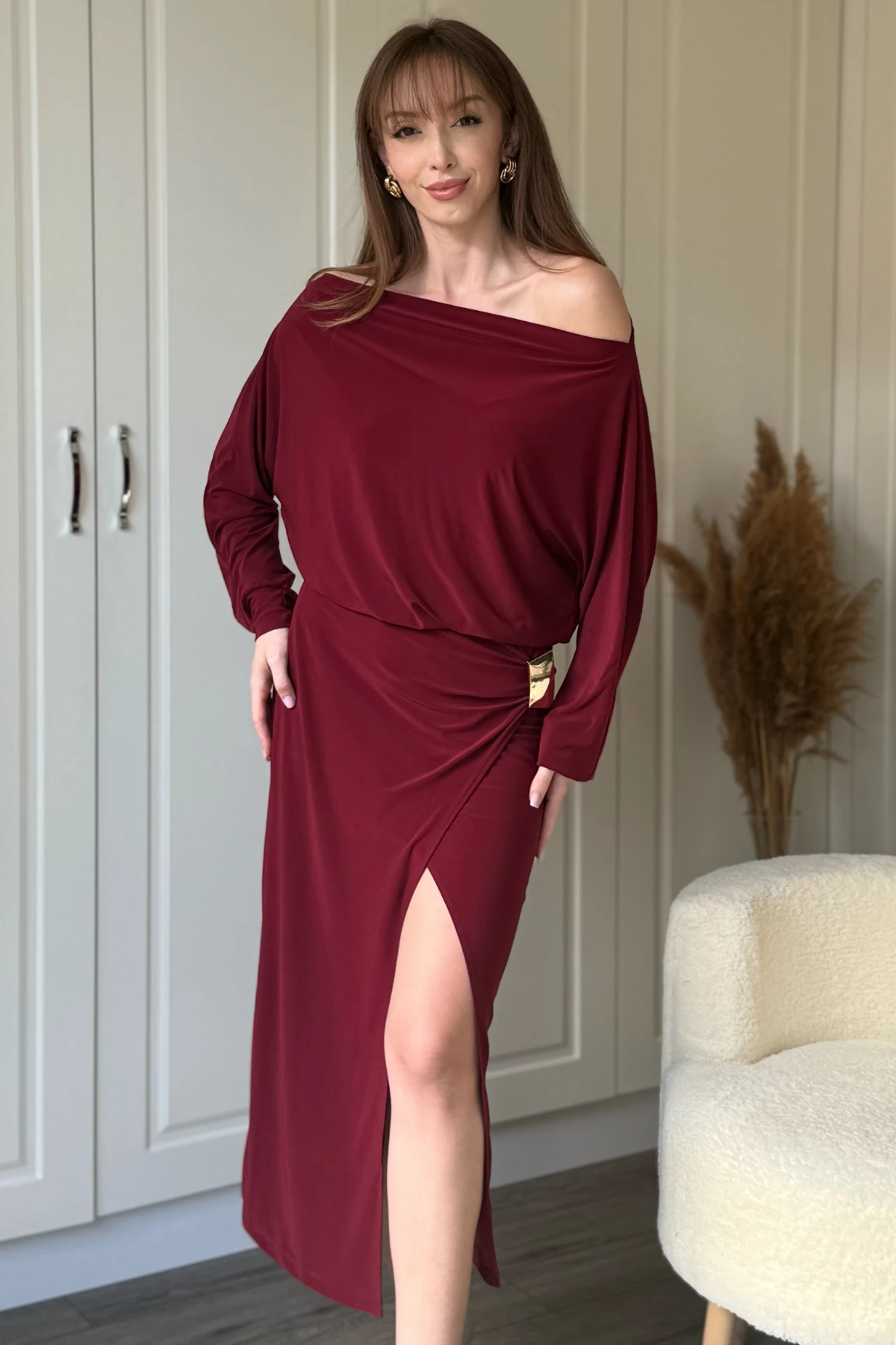 Kayık Yaka Beli Gold Aksesuarlı Yırtmaçlı Bordo Dökümlü Elbise