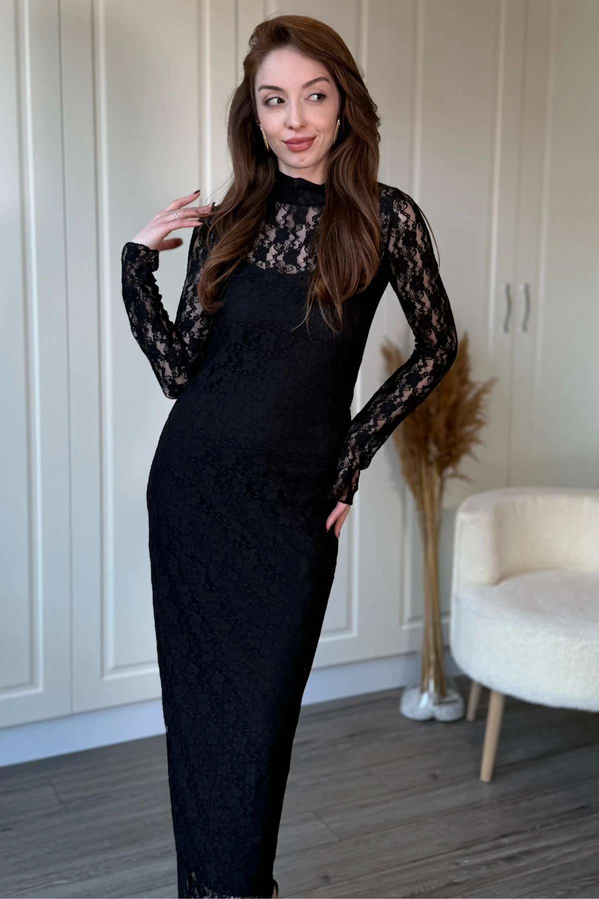 Dik Yaka Dantelli Zarif Midi Siyah Elbise