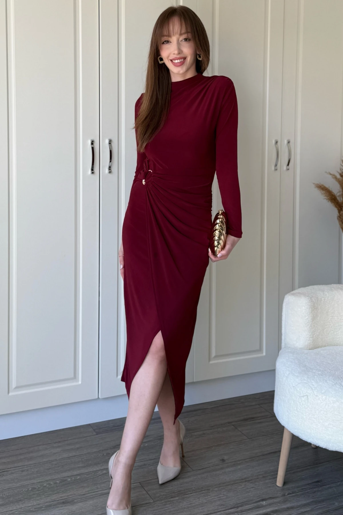 Aksesuar Detaylı Boyunlu Midi Bordo Elbise