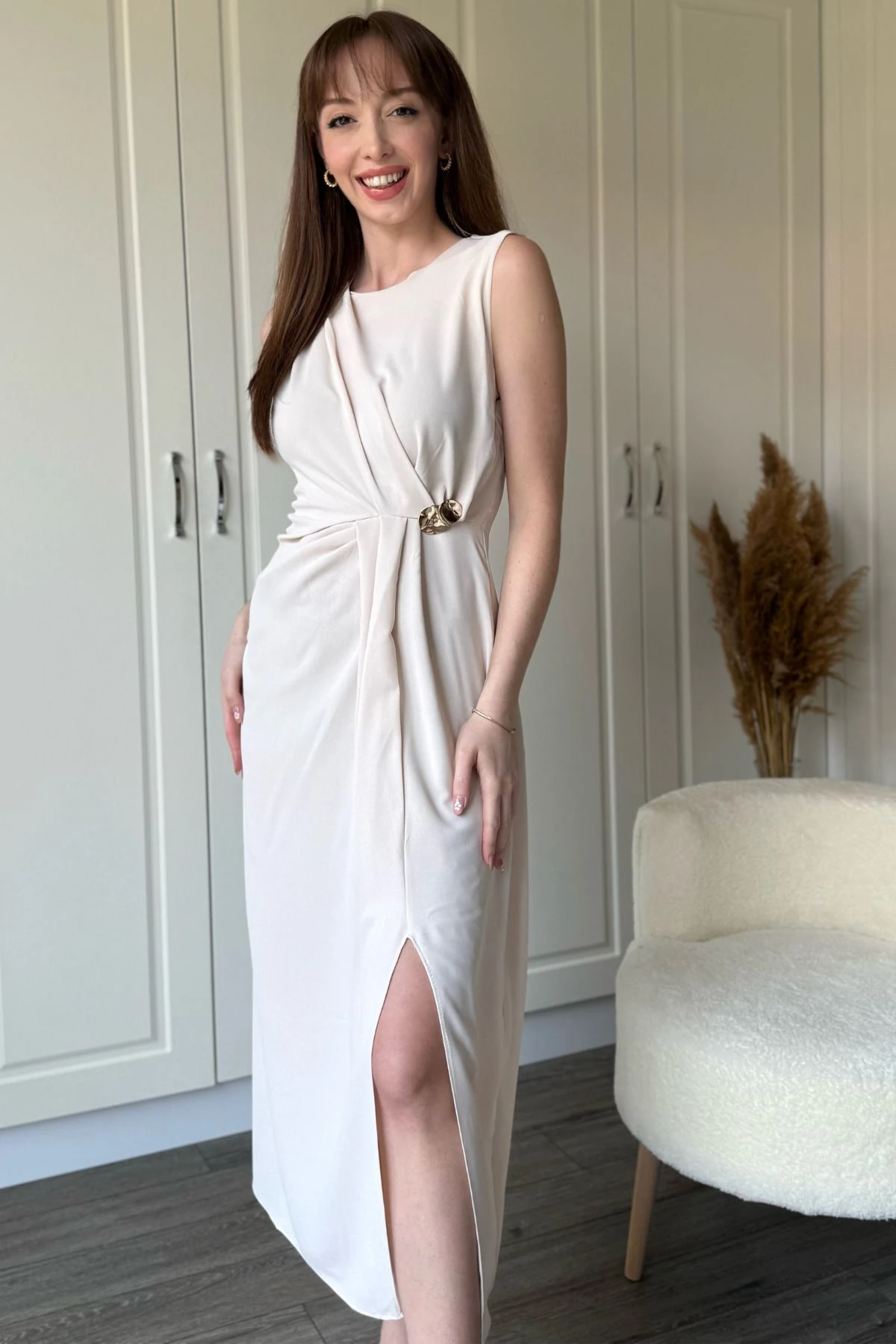 Bej Drapeli Aksesuar Detaylı Yırtmaçlı Elbise