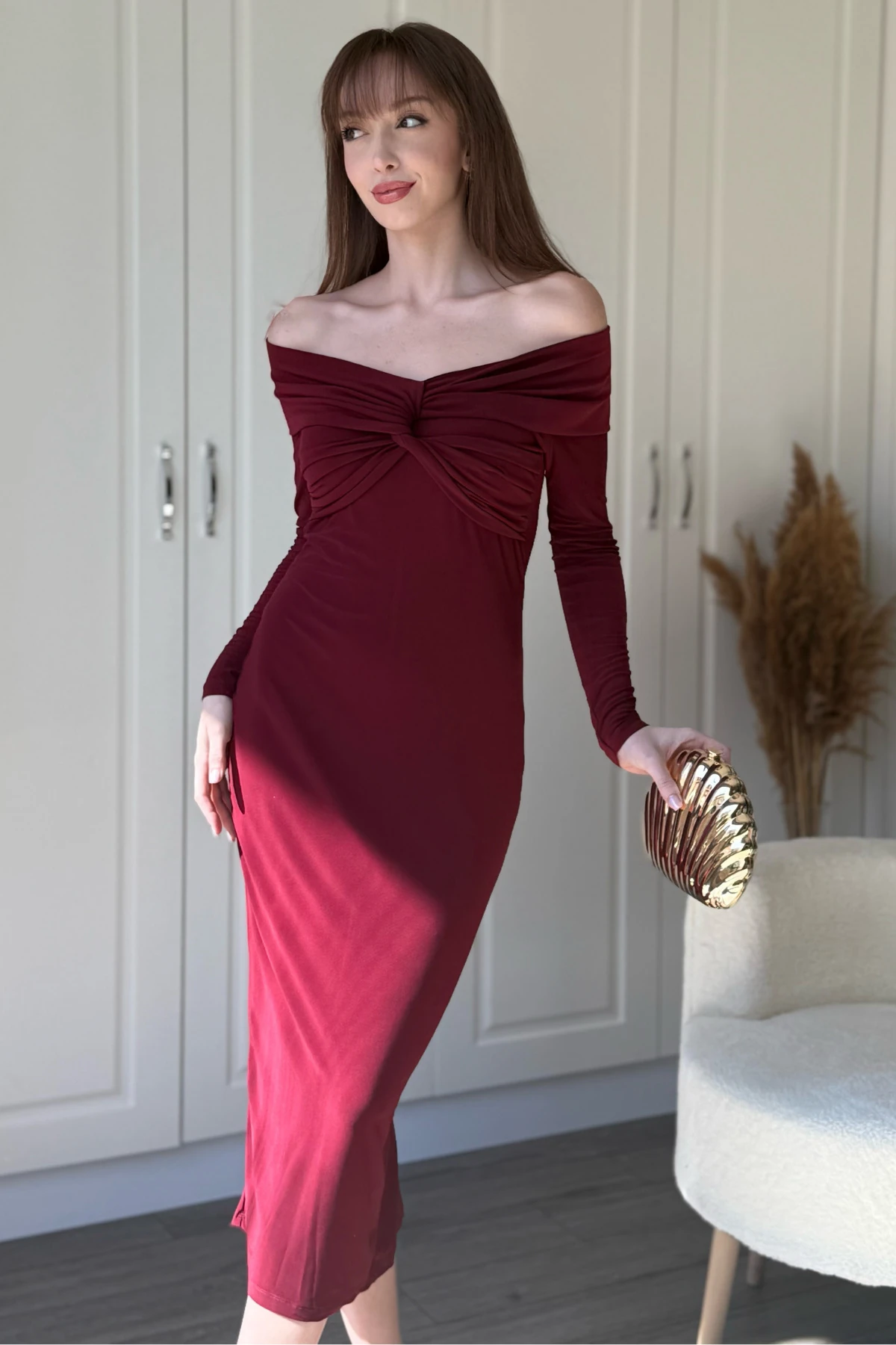 Omuz Detaylı Vücudu Saran Midi Bordo Elbise