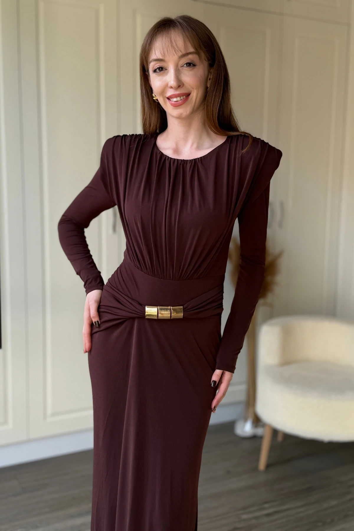 Vatkalı Omuz Büzgülü Yaka Detaylı Tokalı Zarif Elbise