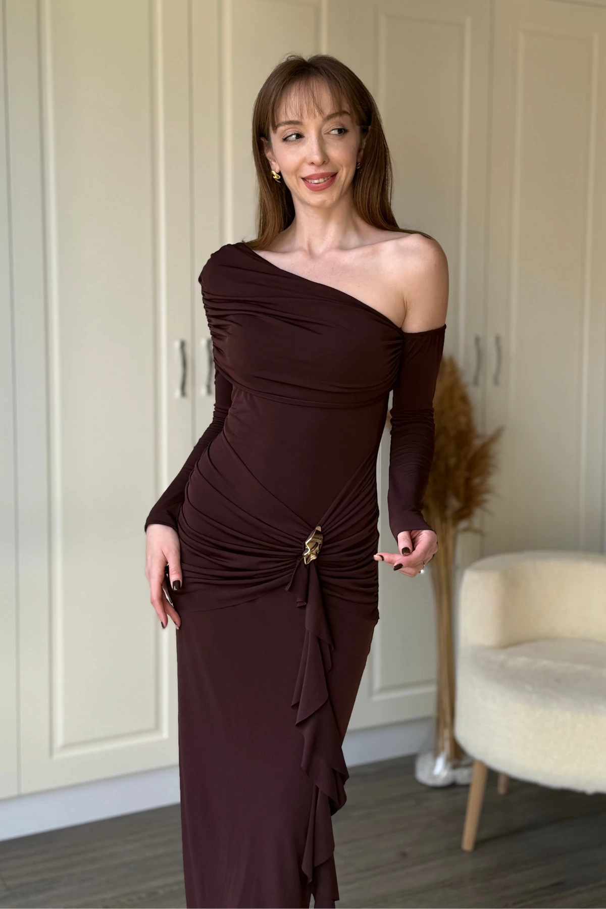 Düşük Omuz Yan Büzgü Aksesuar Detaylı Şık Midi Kahverengi Elbise