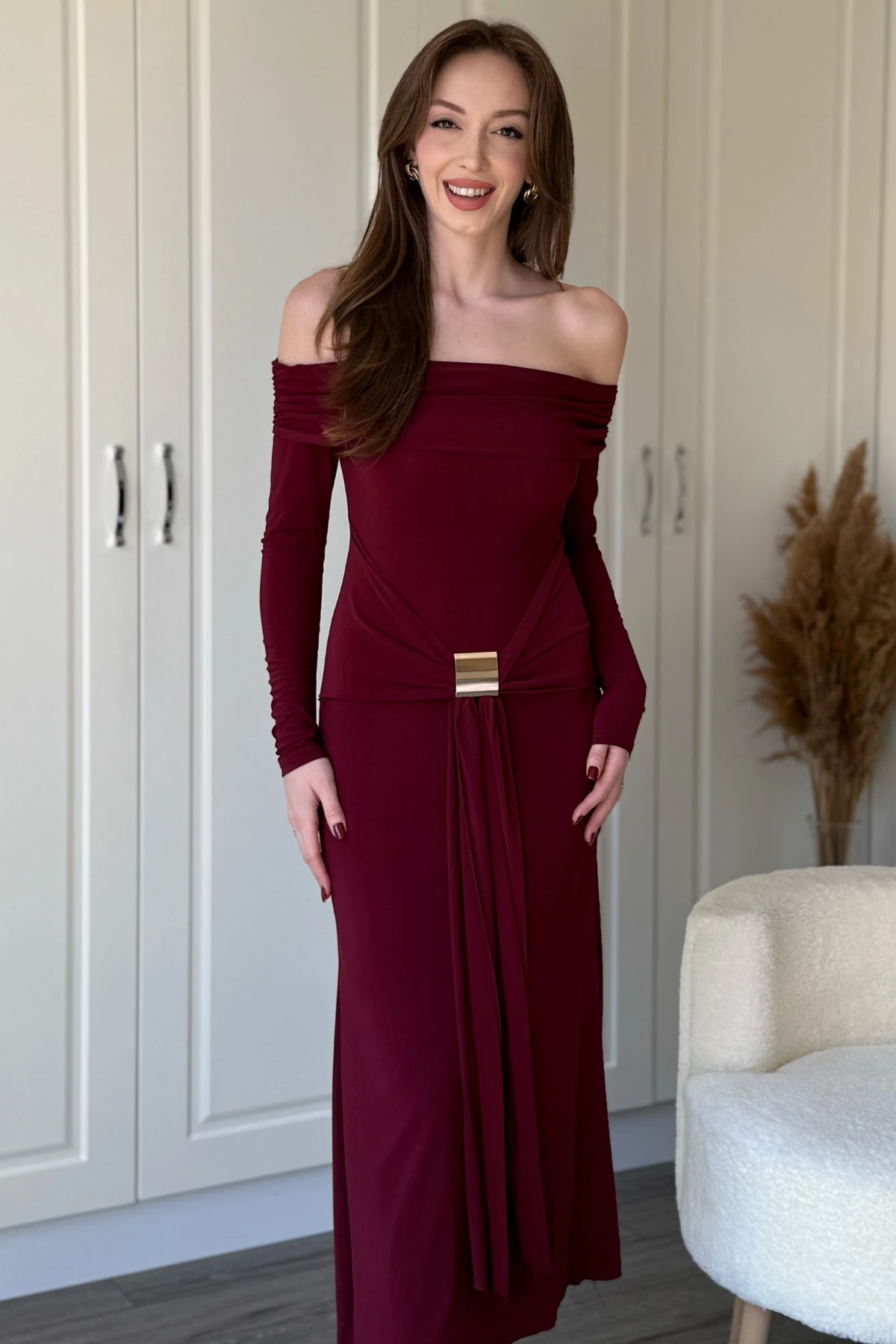 Omuzları Açık Gold Aksesuarlı Bel Detaylı Midi Bordo Elbise