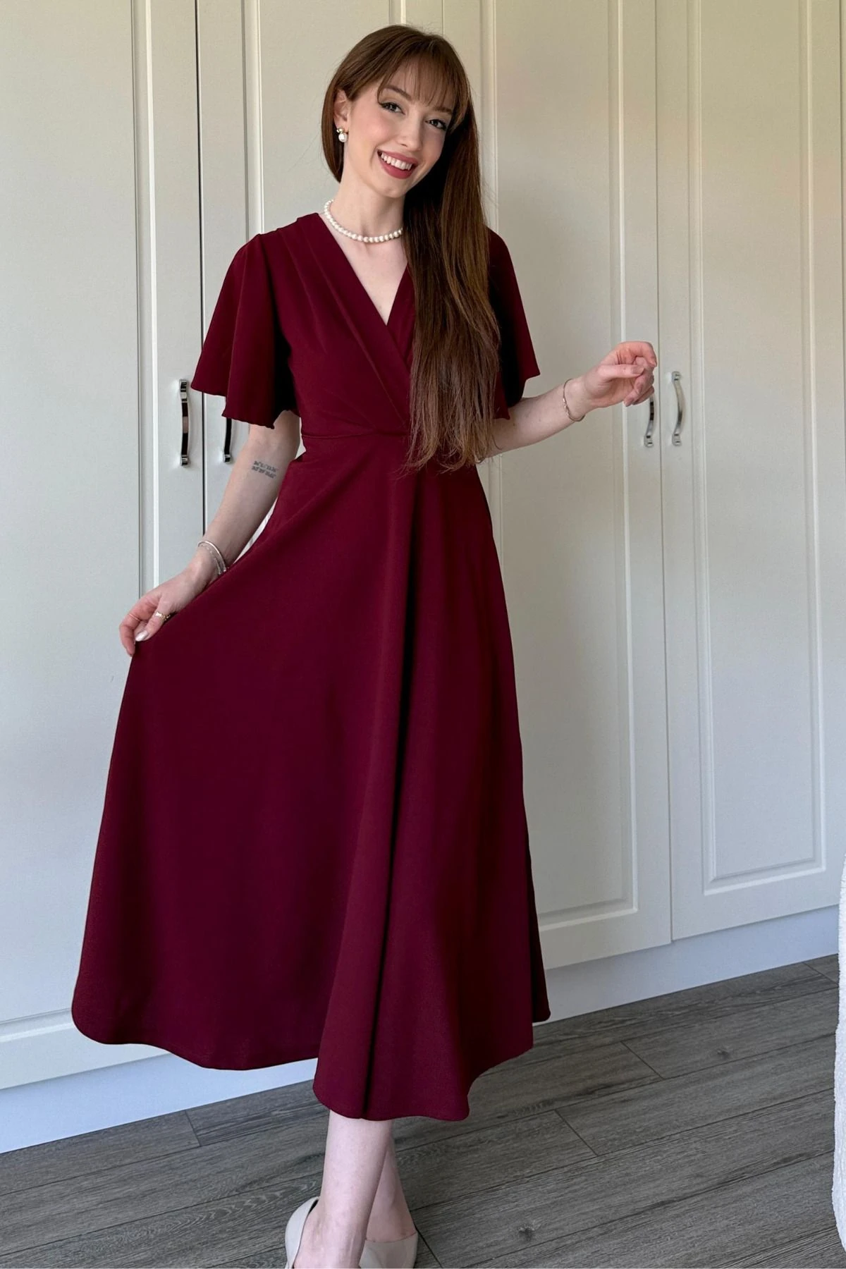 Kruvaze Yaka Kolları Volanlı Midi Elbise