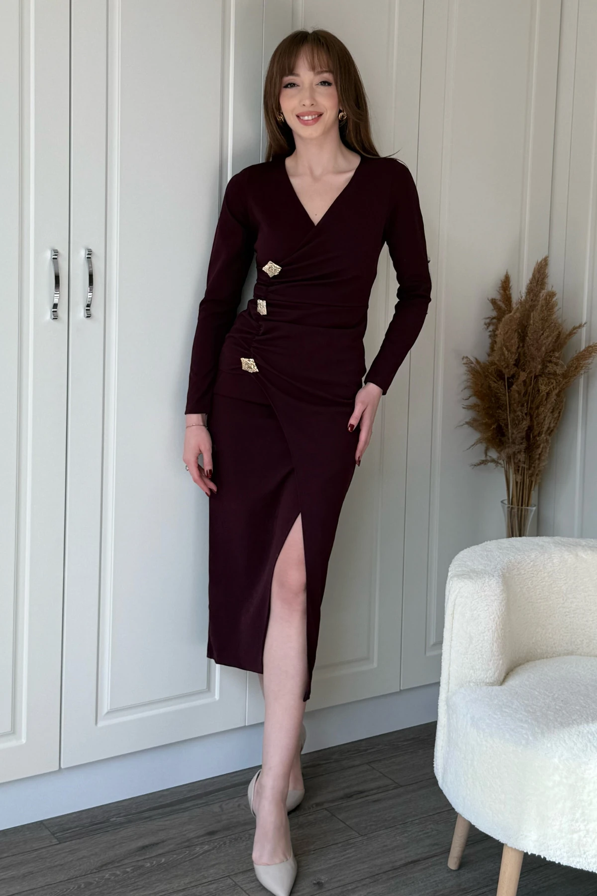 Önü Yırtmaçlı V yaka Gold Aksesuar Detaylı Şık Midi Elbise