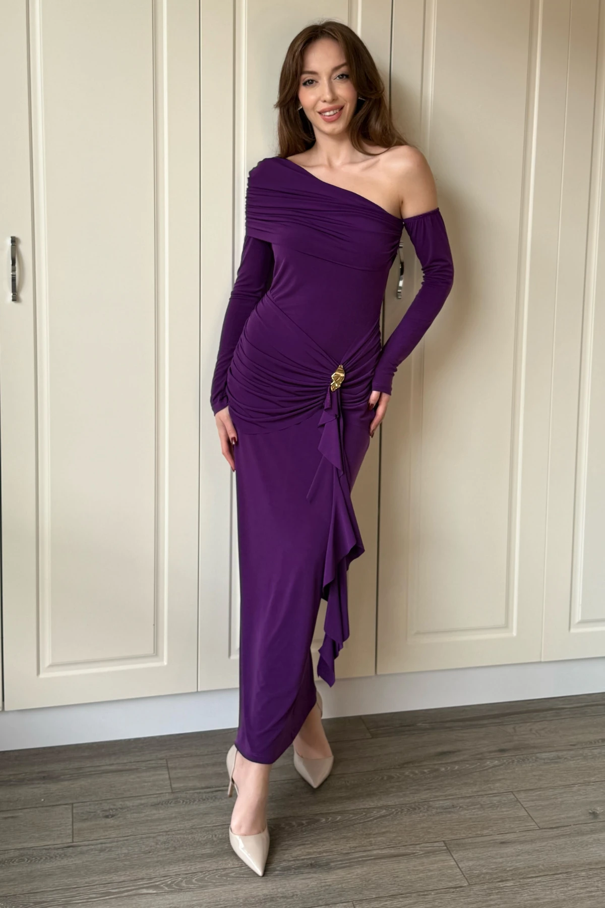 Düşük Omuz Yan Büzgü Aksesuar Detaylı Şık Midi Mor Elbise