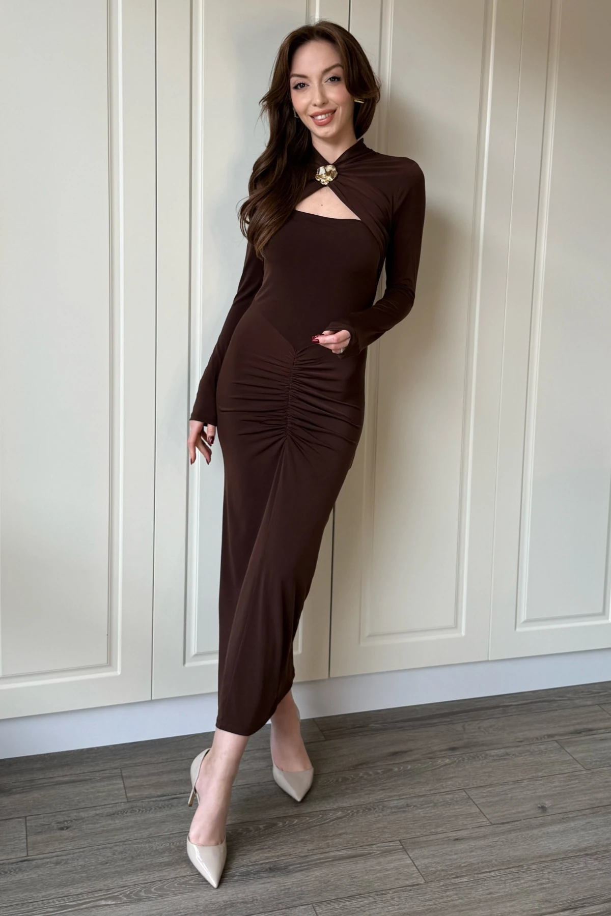 Boyun Aksesuarlı Göğüs Dekolteli Drapeli Midi Kahverengi Elbise