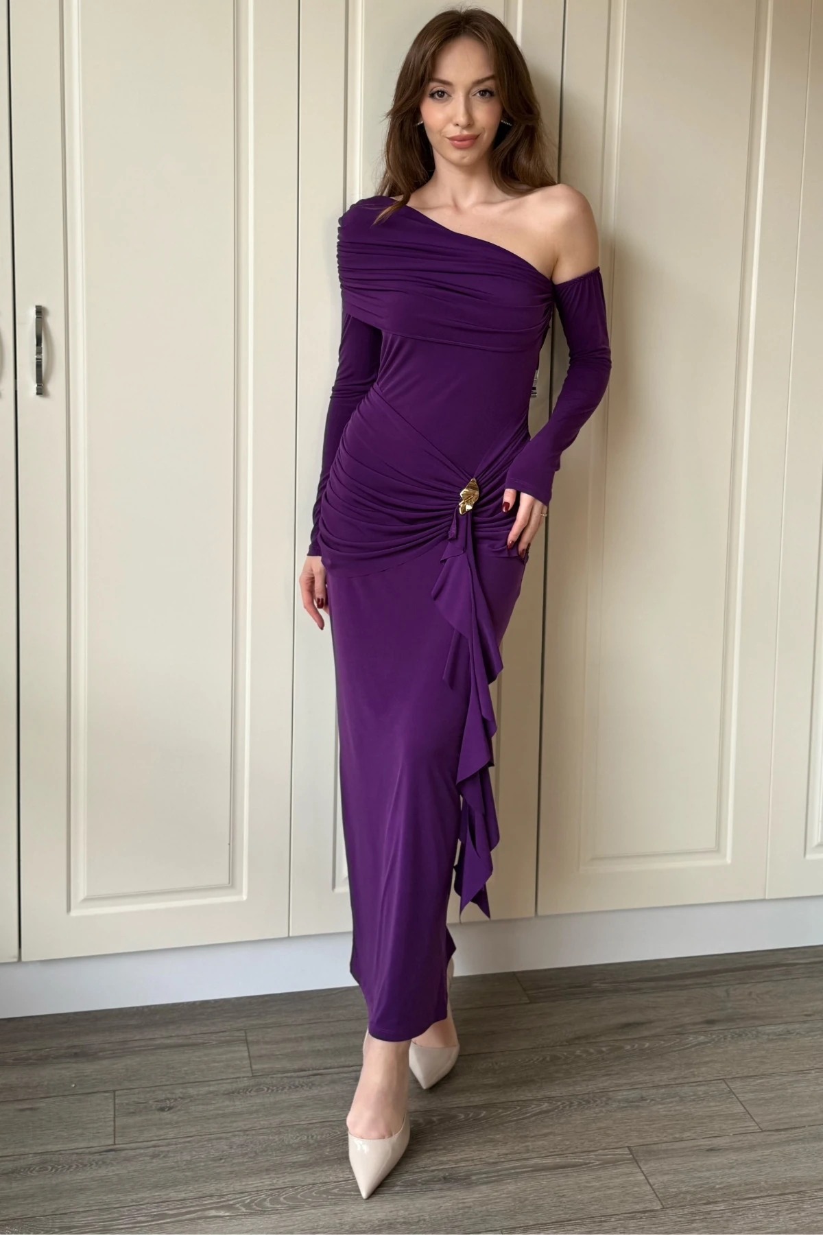 Düşük Omuz Yan Büzgü Aksesuar Detaylı Şık Midi Mor Elbise