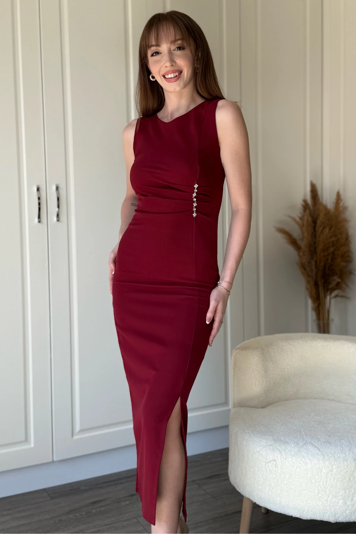 Taş Detaylı Yırtmaçlı Drapeli Bordo Elbise