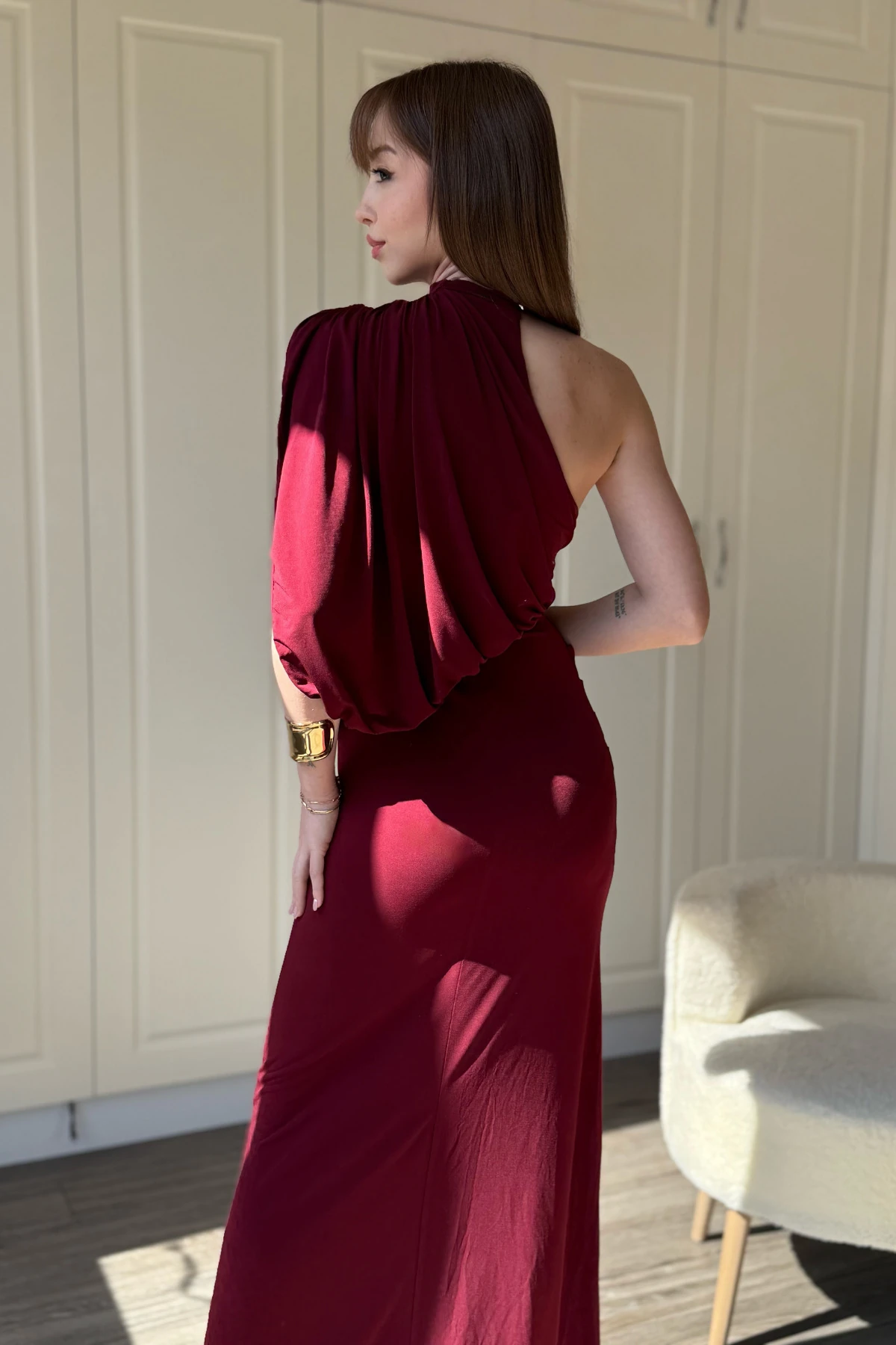 Tek Omuz Boyunlu Zarif Dökümlü Bordo Maxi Elbise